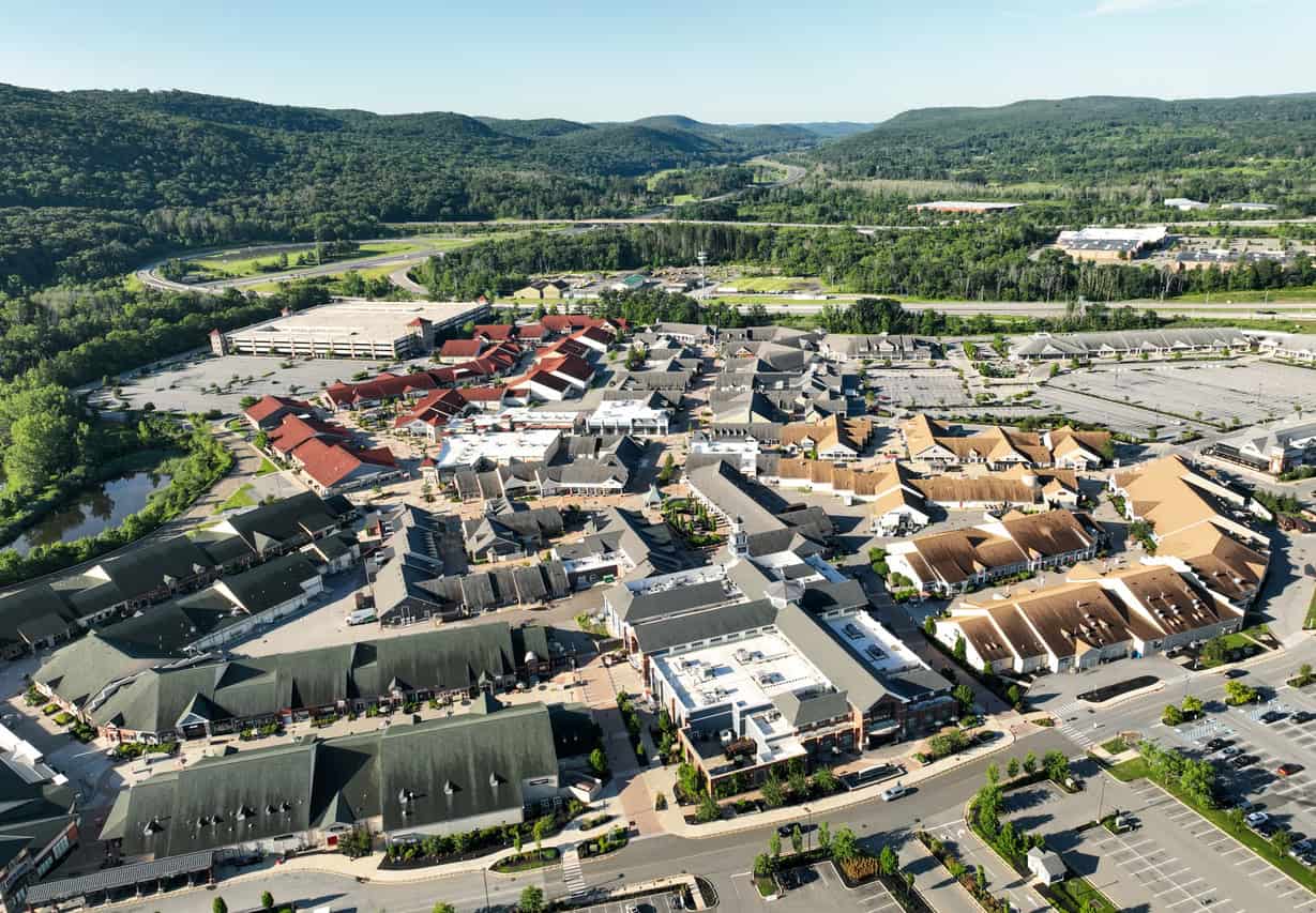 Woodbury Common Premium Outlets,Open-air shopping complex featuring